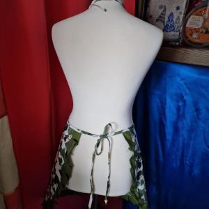 KTN03 - Borostyán mintás, zsebes, fodros pamut konyhai kötény