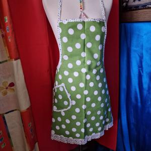 KTN05 - Zöld alapú fehér pöttyös, zsebes, fodros pamut konyhai kötény