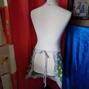 KTN05 - Zöld alapú fehér pöttyös, zsebes, fodros pamut konyhai kötény