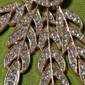 MED02 - Strasszköves levél mintás medál, őv dísz 58x86mm