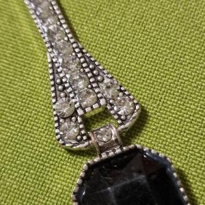 MED11 - Strasszköves gitár medál 16x68mm