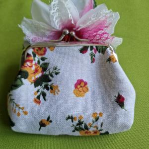 NK02A - Vintage tipusú rózsa mintás kis pénztárca, aprópénztartó - fehér