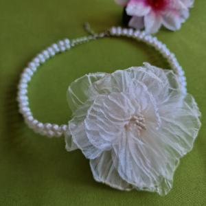 NYM80 - Fehér organza virággal ékesített gyöngysorok, nyakék