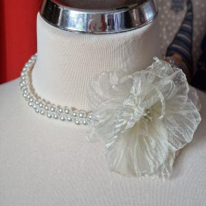 NYM80 - Fehér organza virággal ékesített gyöngysorok, nyakék