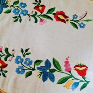 OTT49 - Handmande - Matyó mintás hímzett asztali futó, terítő 37x22cm