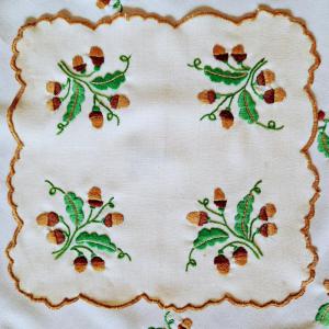 OTT53 - Handmande - Makk mintás hímzett asztali szett: terítő és alátét