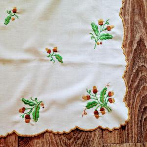 OTT53 - Handmande - Makk mintás hímzett asztali szett: terítő és alátét