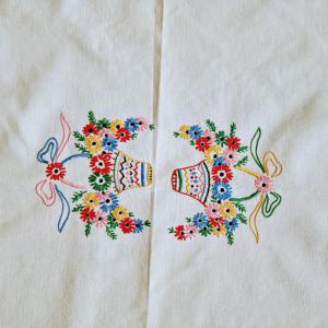 OTT54 - Handmande - Vintage hímzett asztali futó, terítő 102x68cm