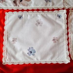 OTT64 - VINTAGE stílusú Csipkés asztali futó + 4db tányéralátét - bézs alapon mák mintás