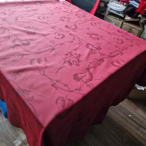 OTT98 - Bordó kétoldalas selyem asztalterítő 160 cm kör alakú