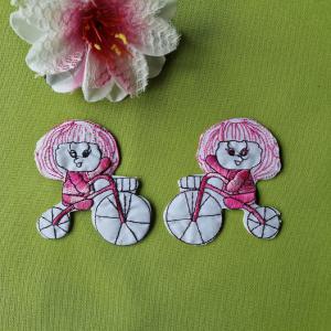 Rávasalható BICIKLIZŐ KISLÁNY 55x78mm - BALRA NÉZŐ rózsaszín