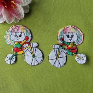 Rávasalható színes bicikliző KISLÁNY 55x78mm - JOBBRA NÉZŐ