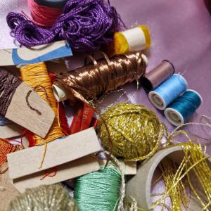 RÖV35 - vegyes összeállítású cénák, hímző- és horgoló fonalak