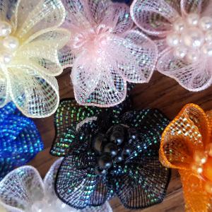 VIR23 - 35db 30mm-es csillogós gyöngyös organza virág - több színben
