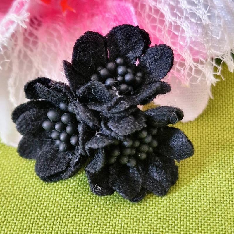 Fekete Gyapjú virágok porzókkal Ø35 mm - varrható, ragasztható - bross kitűző