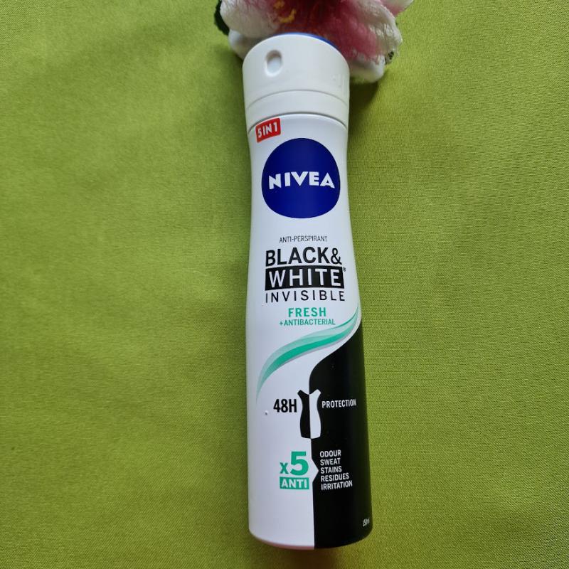FEM01 -  Deo spray Invisible Black & White Fresh, 150 ml