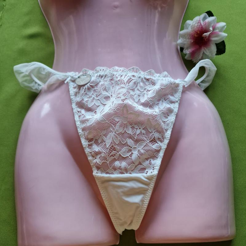 FEN149 - Női fehérnemű - Fehér csipkés, fodros tanga M-L