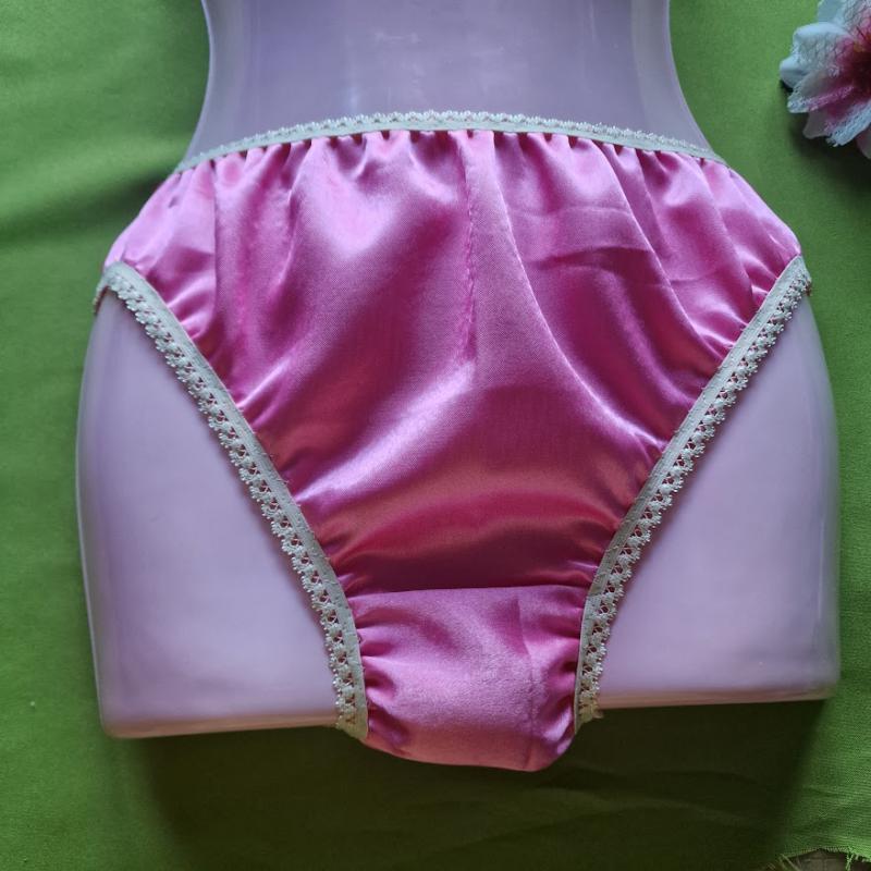 FEN162.3 - Női fehérnemű - Hagyományos fazonú szatén bugyi pink/bézs