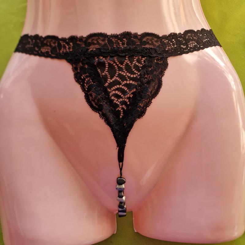 FEN167 - Női fehérnemű - Csipkés, gyöngyös G-string tanga bugyi