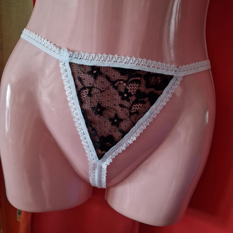 FEN32F.2 - Női fehérnemű - Fekete nyitott  csipke tanga