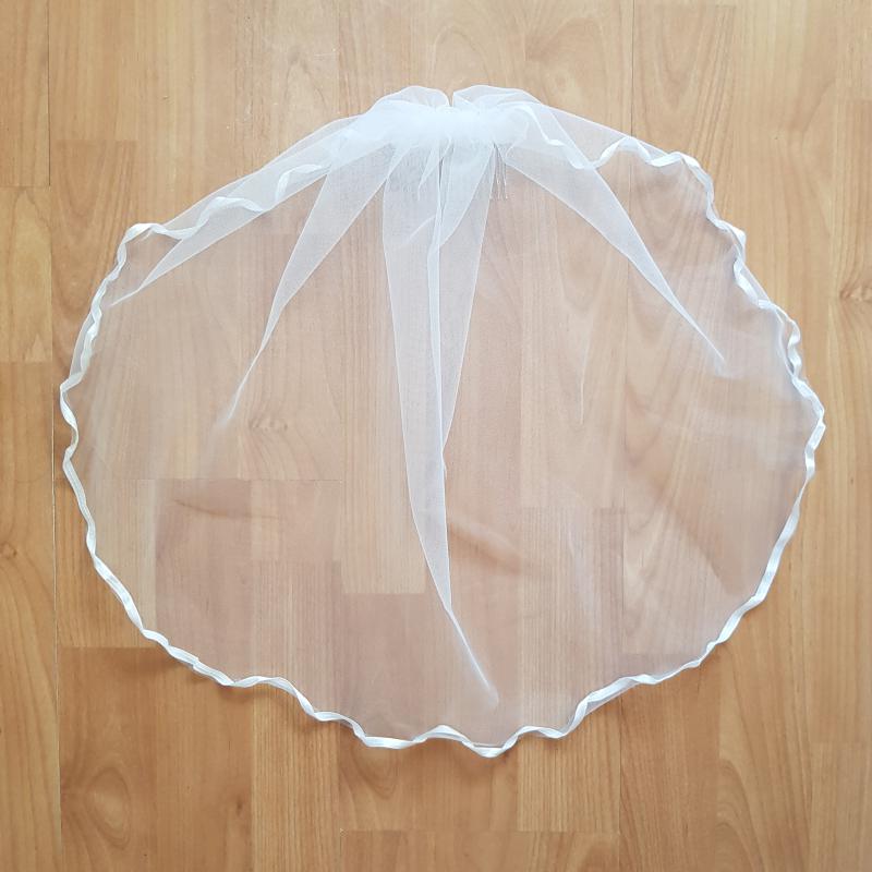 FTY07 - 1 rétegű, hullámos szatén szélű, Ekrü MINI menyasszonyi fátyol 30x50cm