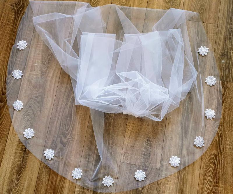 FTY107 - 1 rétegű, szegetlen, hímzett virág csipkés Hófehér menyasszonyi fátyol 300x150cm