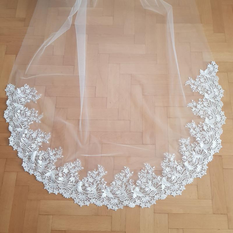 FTY123 - 1 rétegű, 3D virágos, csipkés szélű FEHÉR, 3 méteres menyasszonyi fátyol