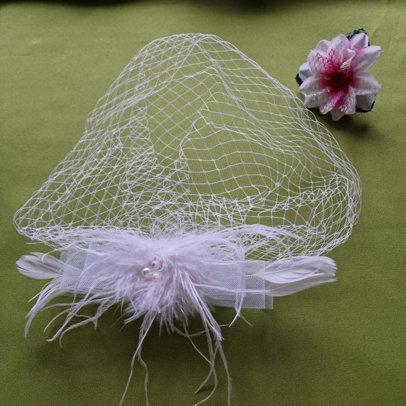 FTY139 -  Menyasszonyi tollas, masnis, gyöngyös csattal ellátott fehér arcfátyol, kalitkafátyol