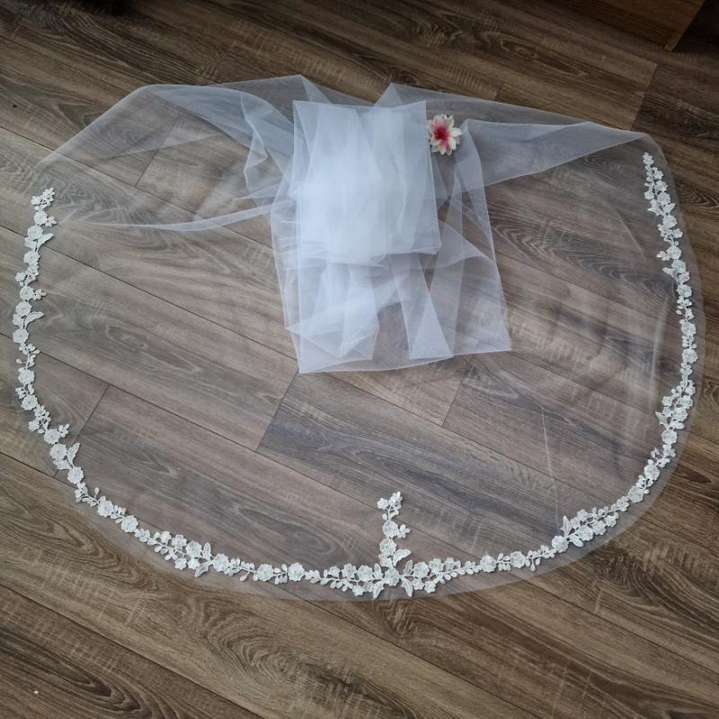 FTY144 - 1 rétegű, hímzett virágos, csipkés szélű FEHÉR, 3 méteres fésús menyasszonyi fátyol