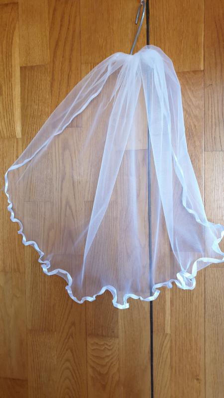 FTY19 - 1 rétegű, hullámos szatén szélű, Hófehér MINI menyasszonyi fátyol 50x100cm