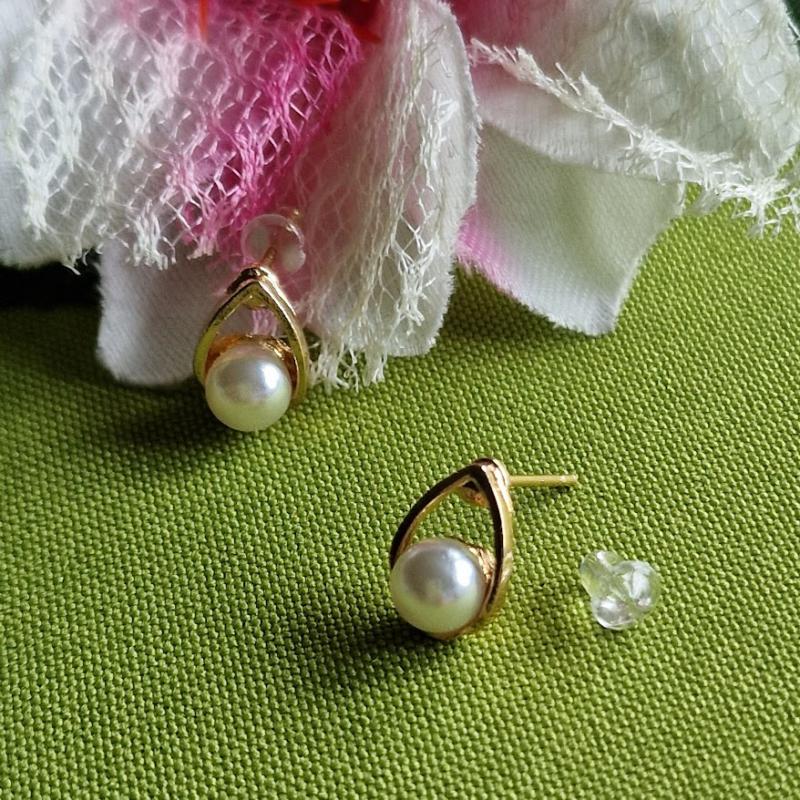 FÜL158 - Arany színű csepp alakú gyöngyös beszúrós fülbevaló