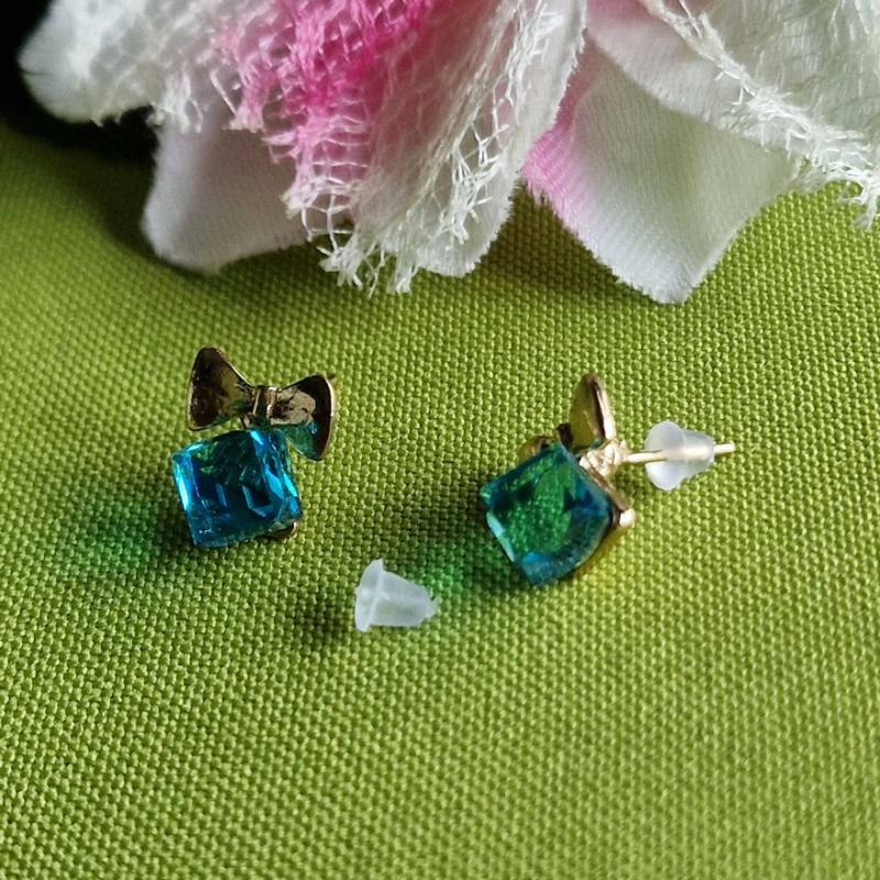 FÜL159 - Kék köves arany színű beszúrós fülbevaló ajándék rögzítővel