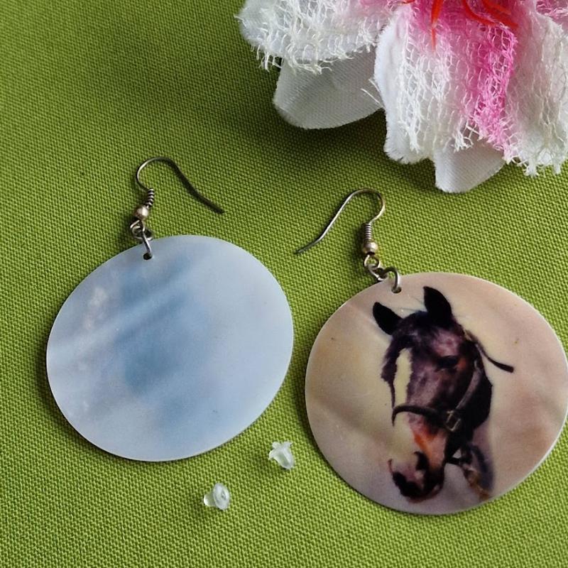 FÜL168 - Lófej mintás kagyló beakasztós fülbevaló ajándék rögzítővel