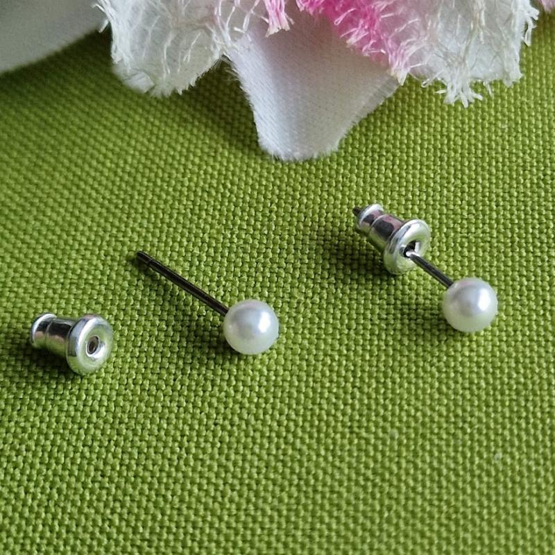 FÜL175 - 4 mmm-es beszúrós gyöngy fülbevaló ajándék rögzítővel