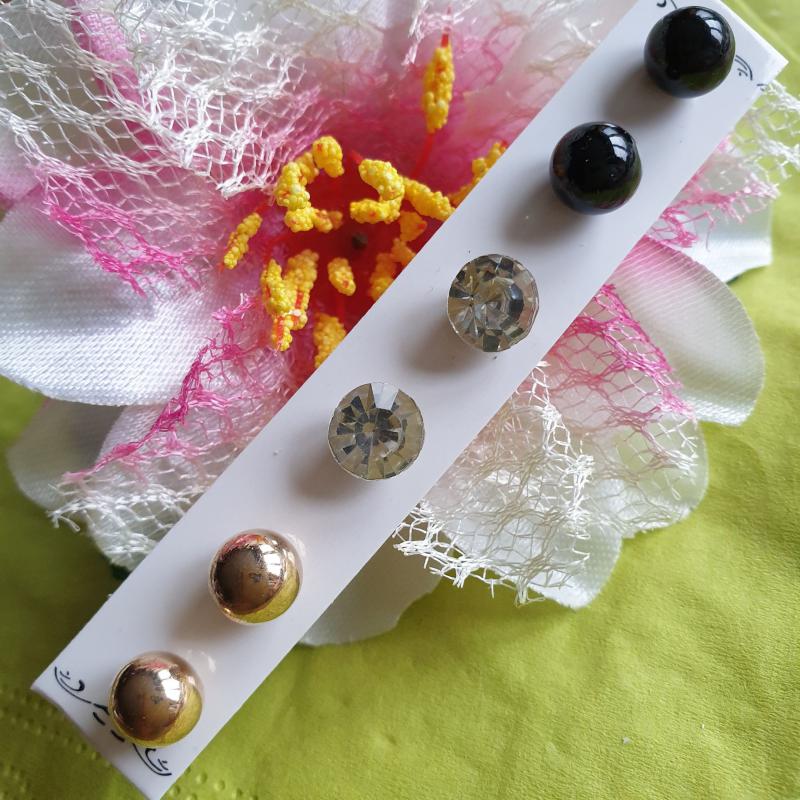 FÜL20 - 3 pár közepes méretű Beszúrós fülbevaló fekete és arany gyöngyös és strasszköves