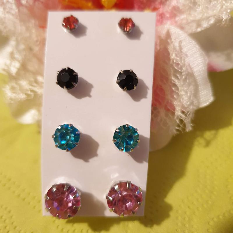 FÜL36 - 4 pár Beszúrós strasszköves fülbevaló