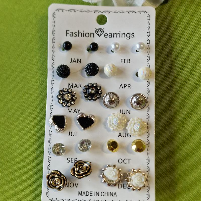 FÜL40 - 12 pár beszúrós fülbevaló: gömb, szív, rózsa, virág, fekete, fehér, arany