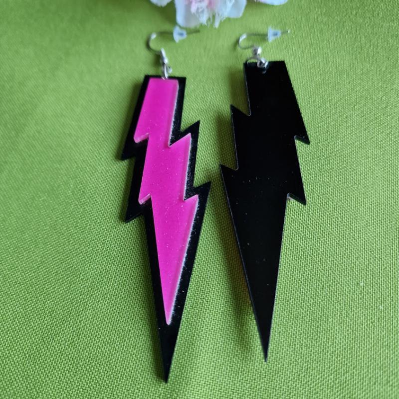 FÜL52 - fekete és pink villám beakasztós fülbevaló