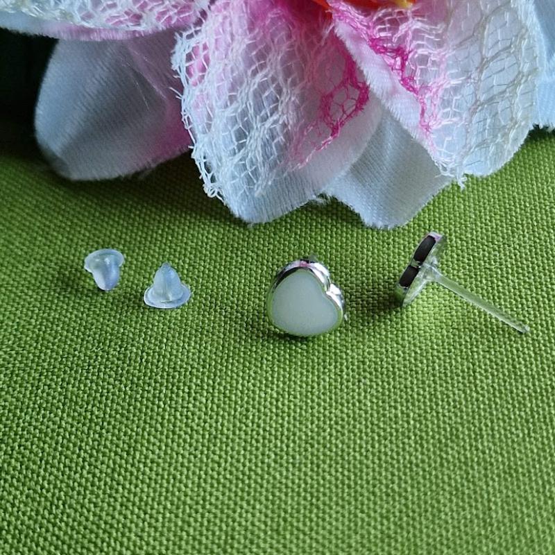 FÜL80 - Fehér tűzzománcos szív beszúrós fülbevaló ajándék rögzítővel