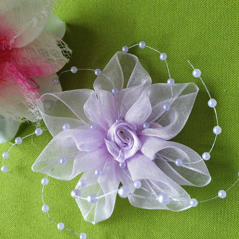 Gyöngyös szilikon szálas organza virág szatén rózsával - halvány lila