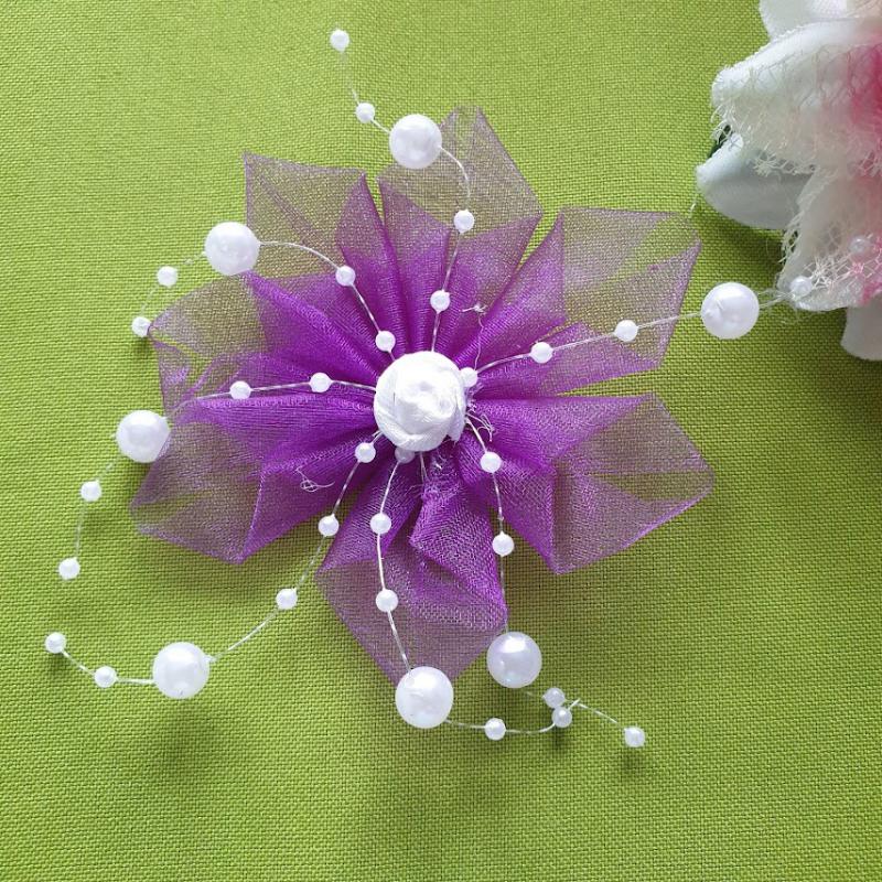 Gyöngyös szilikon szálas organza virág szatén rózsával - lila fehér
