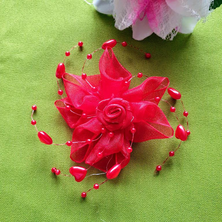 Gyöngyös szilikon szálas organza virág szatén rózsával -  piros piros szív