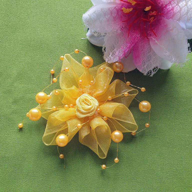 Gyöngyös szilikon szálas organza virág szatén rózsával - sárga sárga