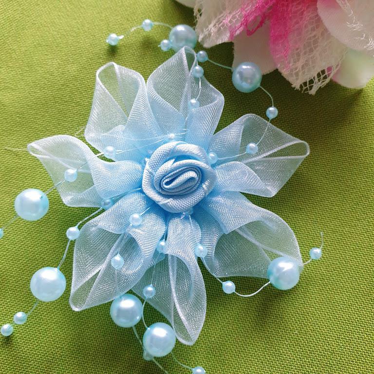 Gyöngyös szilikon szálas organza virág szatén rózsával - világoskék
