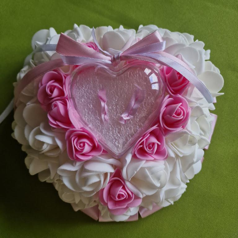 GYP15 - Esküvői szív alakú habrózsás gyűrűpárna - rózsaszín-ekrü