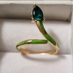 GYR74 - Smaragd szemű kígyó formájú arany színű acél gyűrű tűzzománcos