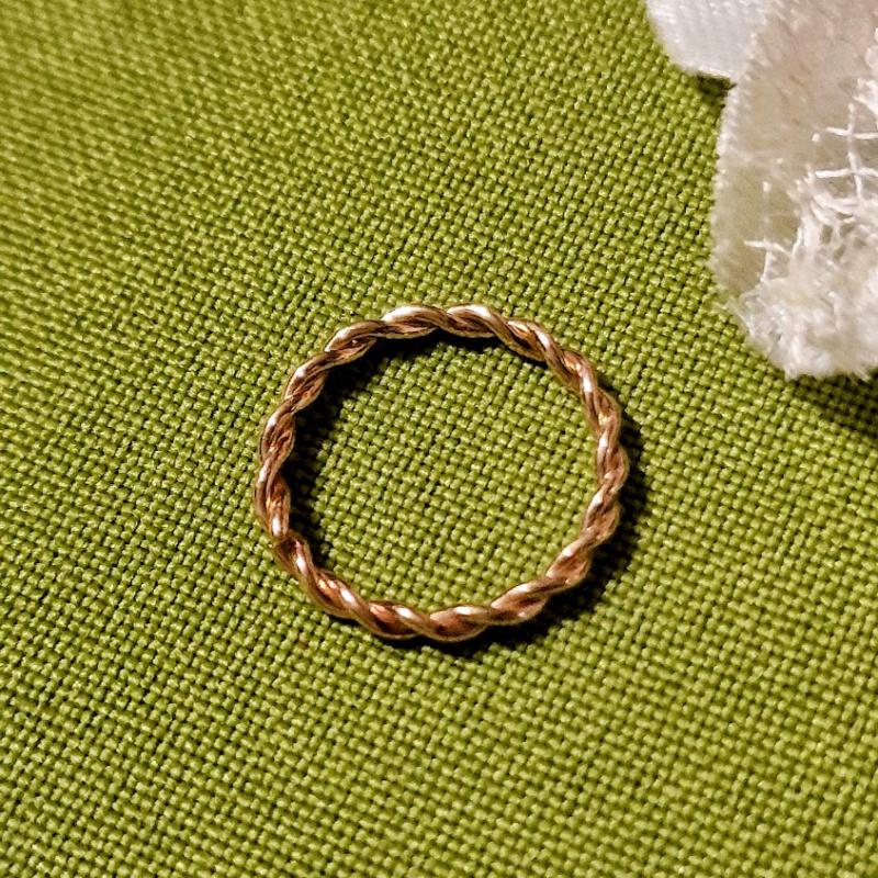 GYR76 - Arany színű gyerek sodrott acél karikagyűrű