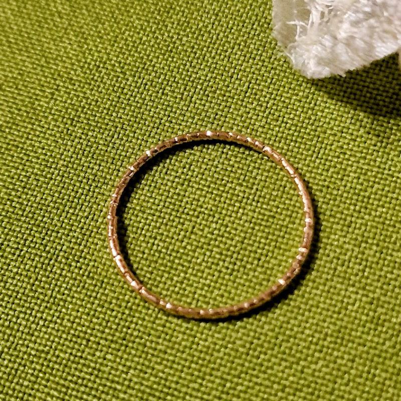 GYR77 -  Csillogó arany színű acél karikagyűrű
