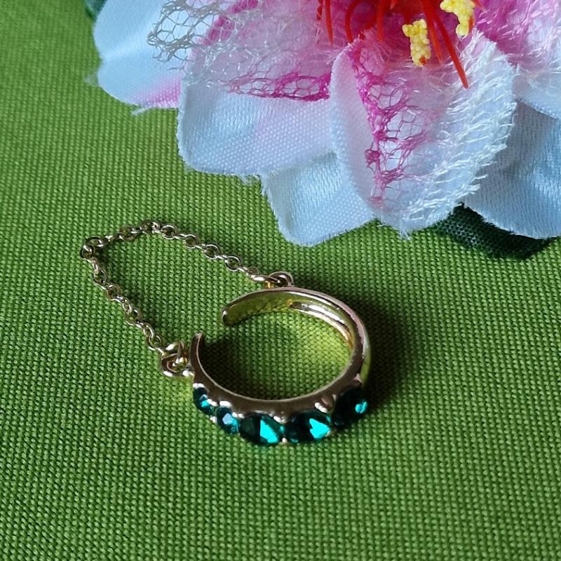 GYR85 - Smaragdköves arany színű acél karikagyűrű lánccal