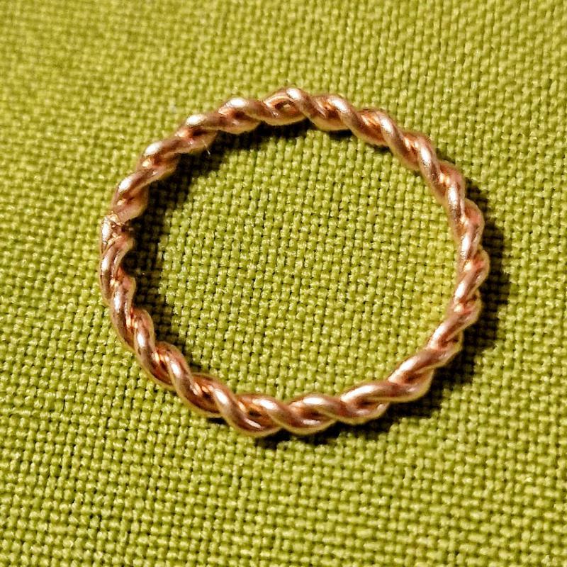GYR86 - Arany színű sodrott acél karikagyűrű
